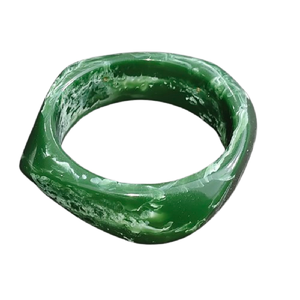 Bracelet artisanal en résine émaillée, forme irrégulière, vert émeraude et blanc tourbillonnant, étanche, écologique, durable et original - Product Image 4