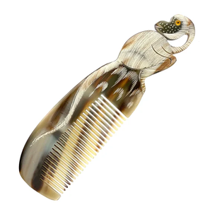 Diseño de moda Cuerno de búfalo Pelo rizado Diseño de peces Artesanía Venta caliente Uso de peine para peine de cabello y barba - Product Image 3