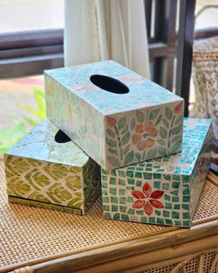 Una fusión brillante de detalles finos brillantes y un sofisticado encanto oriental para su colección de caja de pañuelos de nácar - Product Image 4