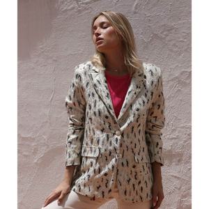 Veste blazer imprimé Maracaibo beige avec broderie et décoration de boutons Vêtements longs avec méthode de tissage - Product Image 1