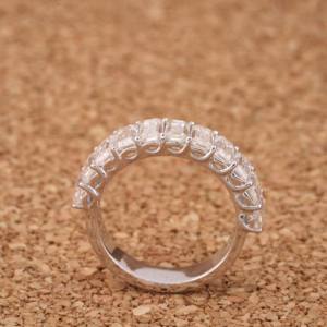 Anillo de diamante cultivado en laboratorio de oro de 18 quilates de lujo Corte Esmeralda VVS2 E Color IGI Certificado Ético Sostenible Proveedor mayorista - Product Image 4