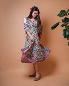 Vestido Bliss Floral Estampado a Mano, Vestido Boho de Algodón hasta la Pantorrilla, Azul y Rosa, Ropa Casual para Ocasiones - Product Image 3