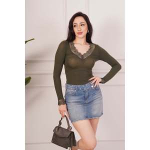 Blusa Elegante para Mujer Lustrin, Color Caqui, Manga Larga, con Detalle de Encaje y Cuello con Lazo, Versátil para Oficina y Uso Diario - Product Image 1