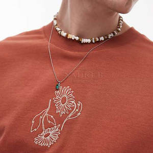 Camiseta bordada con logotipo personalizado para hombre hecha de tela de algodón suave, camiseta bordada de verano para hombre con peso ligero - Product Image 5