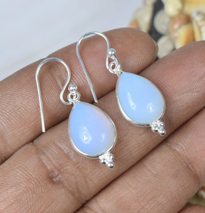 Boucles d'oreilles en argent sterling 925 faites à la main avec des pierres précieuses, conception de goutte d'opalite laiteuse en forme de poire, cadeau de naissance d'octobre pour anniversaire - Product Image 1