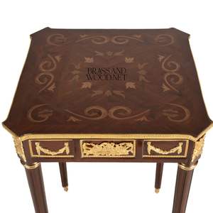 Table d'appoint carrée de style français de luxe avec incrustation florale en marqueterie et accents en laiton doré orné pour un décor de palais classique - Product Image 4