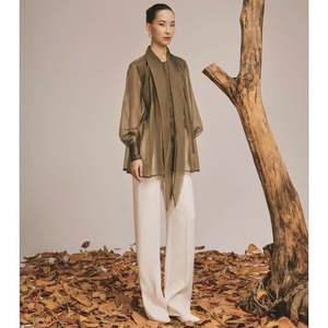 Chemisier élégant Breeze fabriqué au Vietnam pour dames Vêtements de bureau de haute qualité avec un style de mode simple pour la collection d'automne ODM Supply - Product Image 4