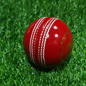 ลูกบอลคริกเก็ตระดับพรีเมี่ยมสีแดงหนังเย็บด้วยมือ - Product Image 1