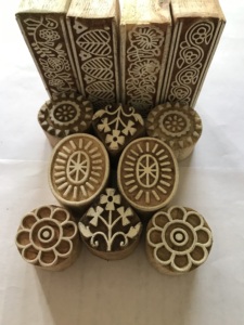 Bloc d'impression manuel en bois sculpté à la main avec des motifs floraux |   Art textile indien au meilleur prix - Product Image 3