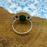Bijoux fins, anneaux en émeraude teinte, forme ovale, pierre précieuse facettée, couleur verte, fabrication artisanale, anneau simple, bijoux pour femmes et hommes