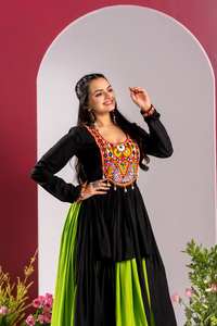 Nouveau lancement de notre véritable tournage de modélisation de la superbe collection Navratri avec un travail Gamthi ajoutant une touche de glamour et d'élégance - Product Image 3