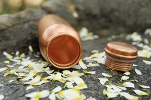 Bouteille en cuivre écologique moderne finition martelée bouchon d'étanchéité solide et résistant aux fuites pour le voyage et la maison - Product Image 5