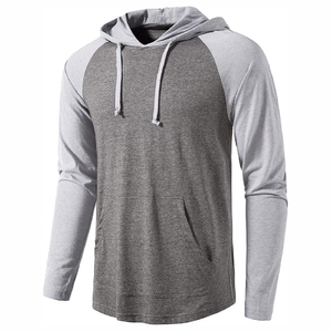 Vert émeraude, blanc et anthracite. Un haut vert vibrant avec un centre blanc épuré et un gris foncé. - Product Image 3