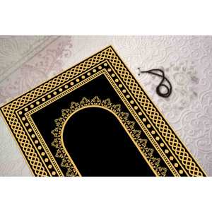 Alfombra de Oración Dorada y Negra: Tapete Islámico para Adoración, Diseño Elegante, con Pelo Suave - Product Image 1