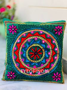 Funda de cojín de estilo bohemio Suzani hecha a mano, decoración de sofá de estilo Gujrati, funda de almohada de terciopelo multicolor, funda de almohada Bohemia - Product Image 4