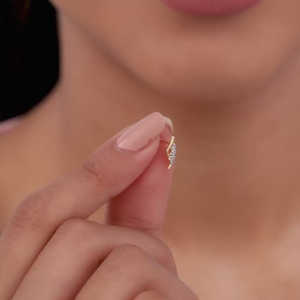 ต่างหูเพชรสีทองที่มีการออกแบบคลื่นนุ่ม - Product Image 3