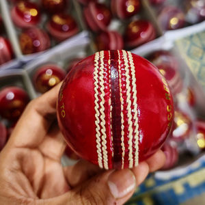 Pelota de Cricket Roja de Alta Calidad, 4 Piezas, Cosida a Mano - Product Image 1