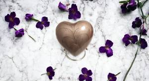 Urna Conmemorativa de Latón en Forma de Corazón, Mini Urna de Cremación de Alto Brillo, Caja Premium con Soporte Incluido, Nuevo Diseño, Urnas de Metal para Cenizas Humanas - Product Image 4