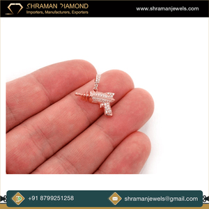 จี้เพชรแท้ทรงปืนเรย์กัน ดีไซน์ทันสมัย คุณภาพสูง ชุบทองคำแท้ 14K ประดับเพชรแท้ สำหรับทุกเพศ ผู้ผลิตจากอินเดีย - Product Image 4