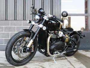 Bonneville Bobber TFC 2025 Negro Fantasma/Dorado Mármol - Product Image 2