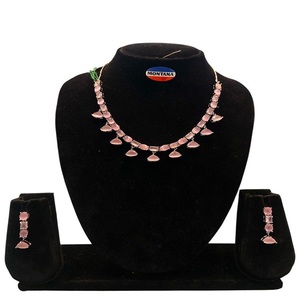 Ensemble de collier élégant CZ avec boucles d'oreilles pour femmes avec des pierres publicitaires idéales pour les événements de mariage Fonctions traditionnelles et vêtements de fête - Product Image 3