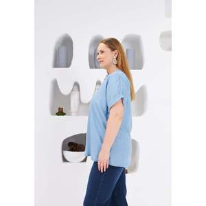 Blusa Tejida Azul Hielo para Mujer Talla Grande RMG con Elegante Detalle en el Cuello - Top Cómodo, Elegante y Versátil - Product Image 2