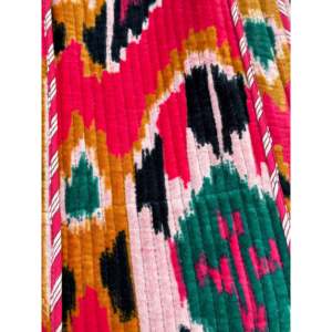 Bolso Tote de Terciopelo Ikat Rosa con Cierre Abierto, Bolso de Moda para Uso Diario, Lavable - Product Image 4