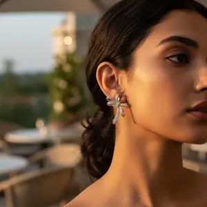 Pendientes de Botón con Lazo Plateado para Mujer, con Circonita Cúbica, Oro de 14k/18k, Diseño Moderno y Bonito de Mariposa y Flor para Compromiso - Product Image 2