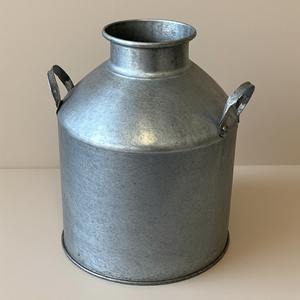 Lata de leche galvanizada antigua clásica hecha a mano con forma decorativa perfecta para hogares, cocinas, jardín, cafetería y estilo al aire libre - Product Image 1