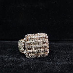 Bague en argent sterling 925 faite à la main, sertie de diamants Moissanite VVS taille brillant ronde et taille baguette, idéale pour les tenues de soirée masculines - Product Image 5
