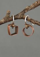 Boucles d'oreilles en cuivre de haute qualité avec des motifs floraux antiques faits à la main pour les déclarations de mode ethnique et les événements de mariage