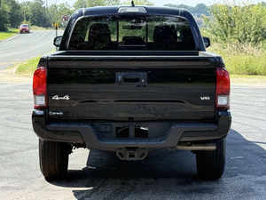 Véhicule d'occasion 2023 SR5 V6, conduite à gauche, faible kilométrage, transmission automatique, sièges en cuir, tout en parfait état, prêt à être expédié. - Product Image 2