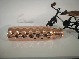 Botella de agua potable diaria de plástico y cobre martillado con logotipo personalizado fabricada en India - Product Image 6