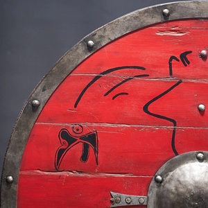 Escudo Vikingo Redondo Auténtico CH Hecho a Mano por Calvin Handicraft, Escudo Rojo - Producto de Seguridad - Product Image 4