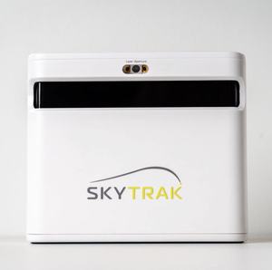 เครื่องวัดการตีกอล์ฟ SkyTrak+ รุ่นกันน้ำ ขายดีที่สุด พร้อมระบบจำลองการเล่นแบบไร้สาย/WiFi/ เชื่อมต่อได้ รองรับสนามเสมือนจริง 51-100 สนาม - Product Image 1