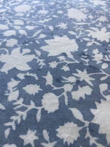 Tela de Algodón Estampada a Mano en Azul Índigo y Blanco con Patrón de Silueta Floral - Product Image 4