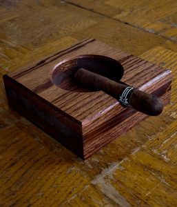 Nouvel arrivage de cendrier en résine époxy et bois de forme carrée au design moderne avec logo de couleur personnalisé portable pour l'intérieur et l'extérieur - Product Image 6