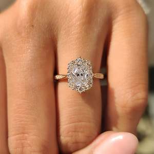 Bague de fiançailles pour femme, diamant de laboratoire taille radiant, d'inspiration vintage, avec bande pavée taille ronde, certifiée IGI - Product Image 2