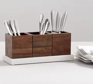 Rangement décoratif à deux niveaux en bois pour couverts, idéal pour organiser les petits essentiels de salon - Product Image 1