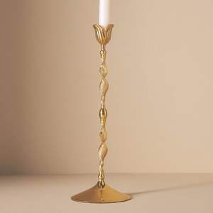 Bougeoir en métal en fonte à l'architecture gothique et au style médiéval idéal pour les châteaux ou la décoration de restaurant à thème - Product Image 2