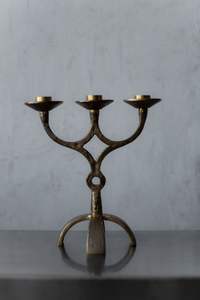 Candélabre moderne en métal pour l'affichage de table avec la surface douce et les lignes lisses pour la présentation élégante - Product Image 2