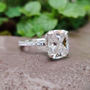 Anillo de Compromiso y Boda con Diamante Blanco Corte Cojín y Halo Oculto para Mujer, Cultivado en Laboratorio, en Plata de Ley 925 - Product Image 5