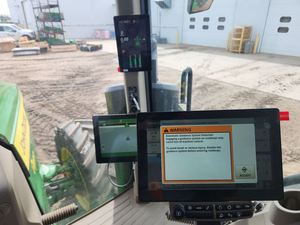 Tractor Agrícola 2025 8R 230 de Gran Tamaño con Tracción en las 4 Ruedas, Verde, de Alta Productividad - Product Image 3