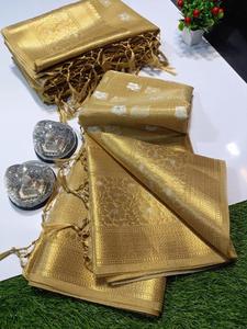Op Maat Gemaakte Brokaat Zijden Sari 'S In Witte En Gouden Kleuren Met Ingewikkelde Bloemenpatronen, Ideaal Voor Wederverkoop Door Kledingwinkels