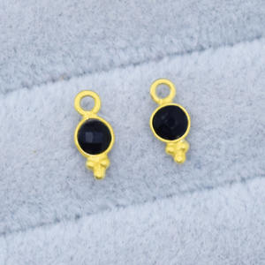 Pendentif en onyx noir naturel, trois rawa, rond, facetté, serti, petit charme, fait à la main, plaqué or, cadeau vendu à l'unité - Product Image 1