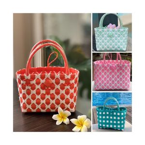 Sac à main en PVC de qualité supérieure Coque étanche sur le thème de l'océan pour les voyages de yachting et le glamour au bord de la piscine offrant un confinement des odeurs - Product Image 3