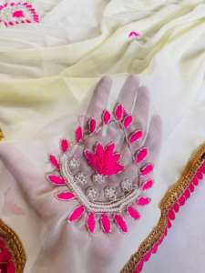 ผ้าจอร์เจียเนื้อนุ่มแบบอินเดียดั้งเดิมพร้อมด้วยงานฝีมือและงาน dhaga Buti งานส่าหรีเจ้าสาวสไตล์พื้นเมืองงานแต่งงานดูทันสมัย - Product Image 3