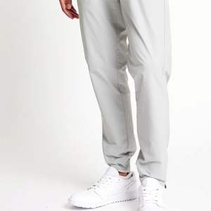 Pantalon de golf léger et extensible pour hommes-respirant et évacuant l'humidité, idéal pour les températures chaudes et les activités de plein air - Product Image 4