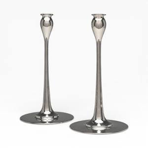 Bougeoir en métal argenté poli avec base large et tige décorative pour une décoration de table et de sol haut de gamme - Product Image 4