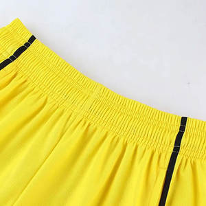 Tenues de basketball personnalisées 100% polyester antibactériennes à séchage rapide et respirantes avec nom d'équipe et logo frontal personnalisés, service OEM - Product Image 4